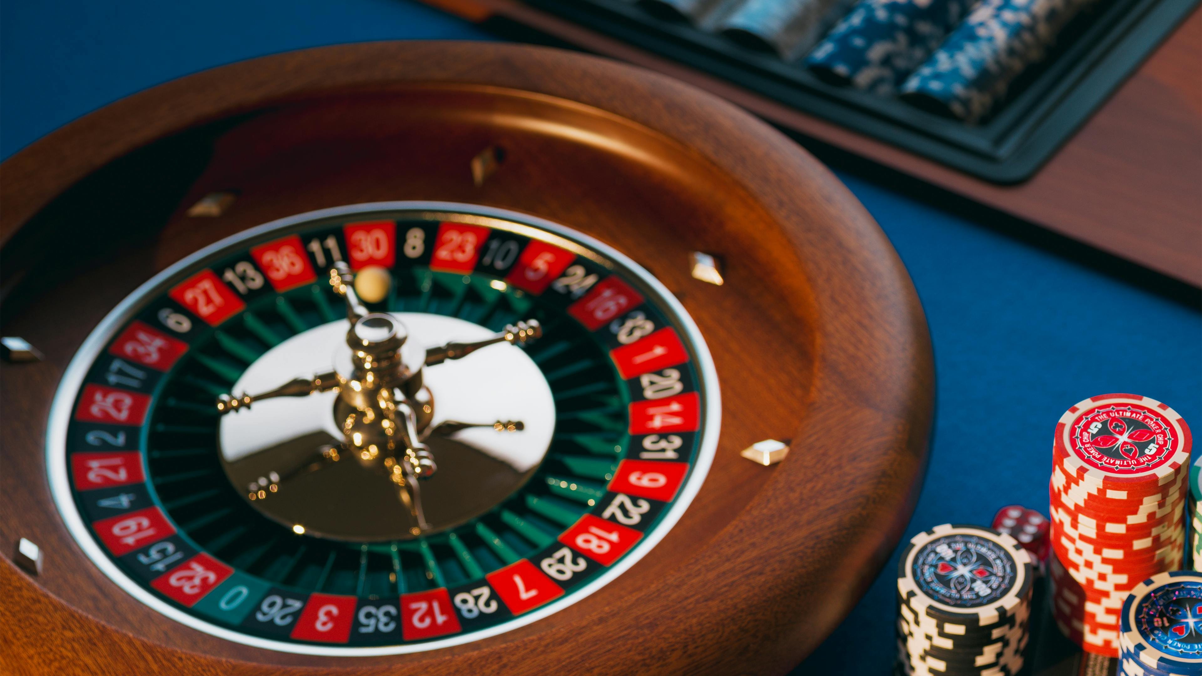 topjitu4d app on mobile phone showing live blackjack tables